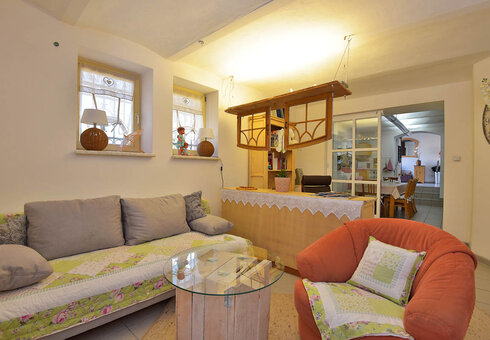 Wohnzimmer mit Couch und TV