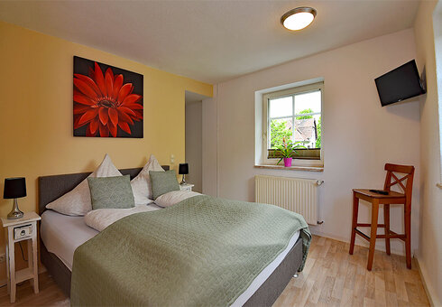 Schlafzimmer mit Doppelbett