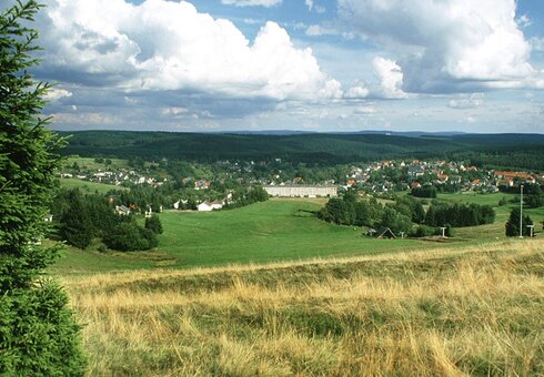 Blick auf Schmiedefeld am Rennsteig