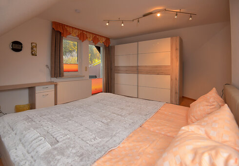 Schrank und Balkon-Zugang im Schlafzimmer