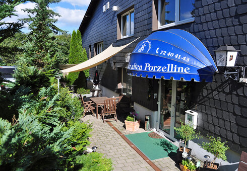 Hoteleingang mit Terrasse