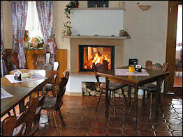Gastraum mit Kamin