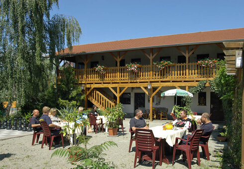 Biergarten direkt am Haus
