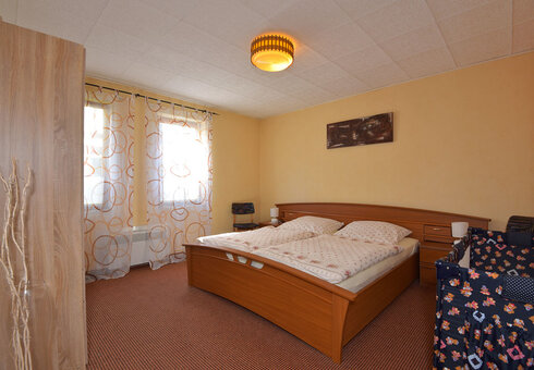 Schlafzimmer mit Doppelbett