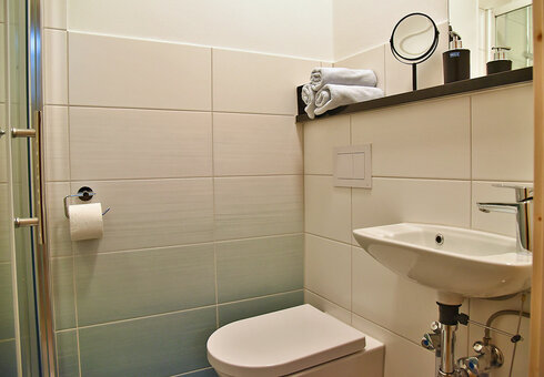 weiteres Badezimmer (mit Dusche)