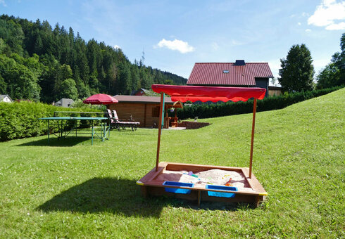 Garten mit Sandkasten und Tischtennisplatte