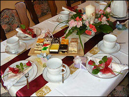 liebevoll gestaltete Kaffeetafel