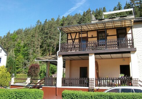 Hausansicht mit Balkon
