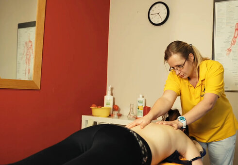 Massage durch Physiotherapeutin