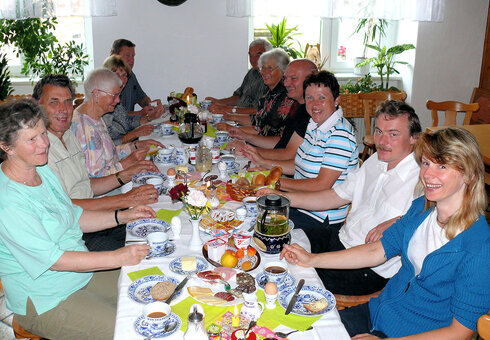 Gruppe bei Frühstück