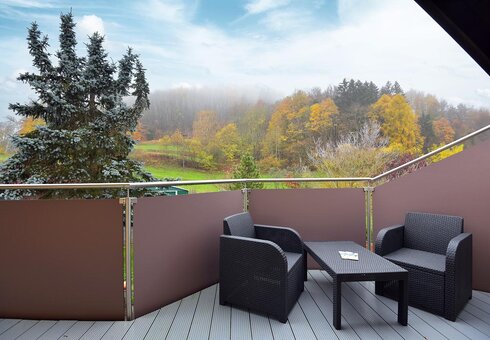 Balkon mit Gartenmöbeln